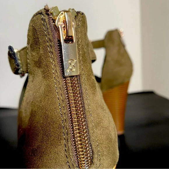 Parker & Sky army green, suede wedges, 4.5 inch heels - Picture 5 of 9